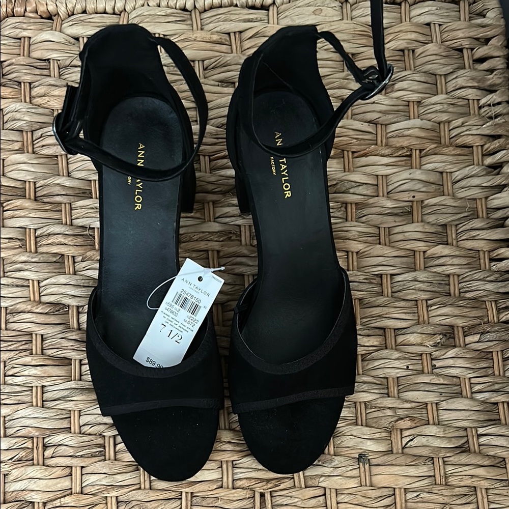 NWT Ann Taylor Black Heels Elegant Design